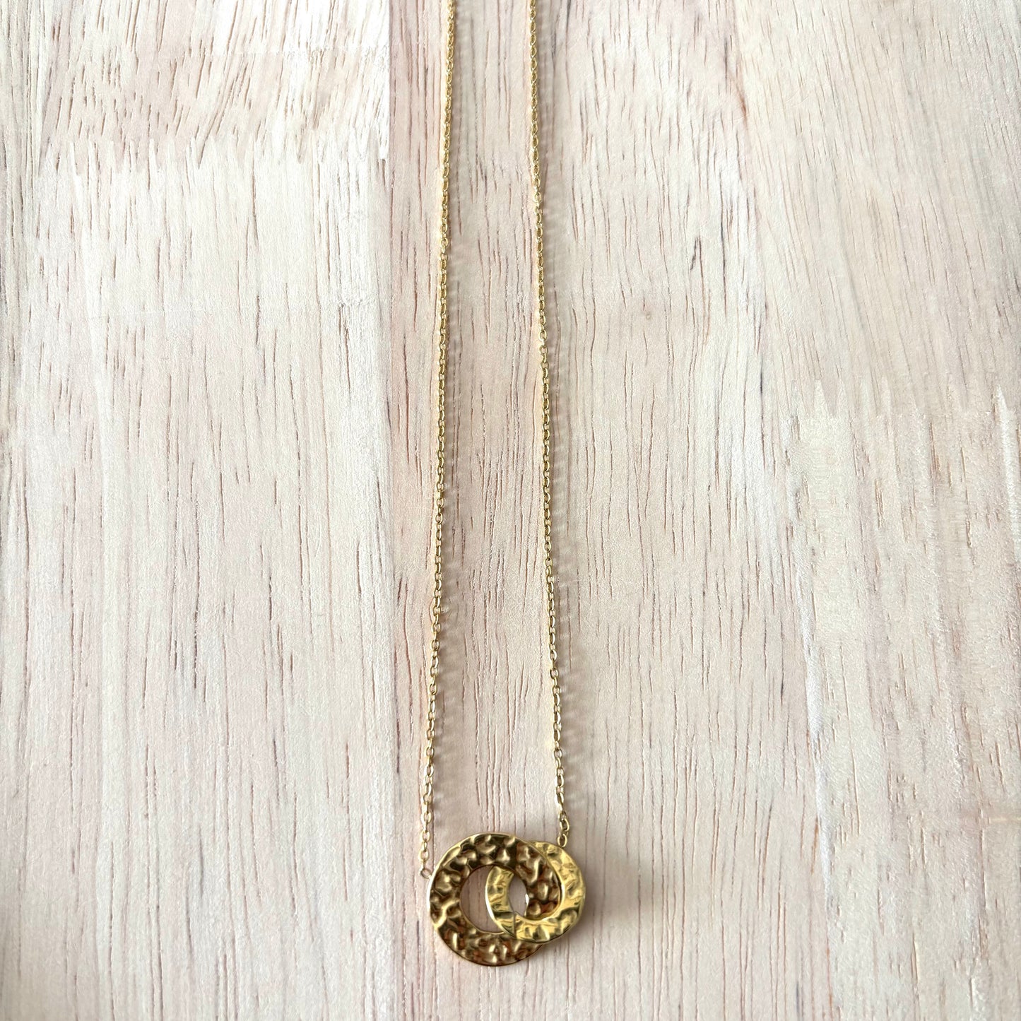 Collier Anneaux entrelacés martelés